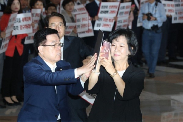자유한국당, 동료 ‘국회의원’에게 “빨갱이!”